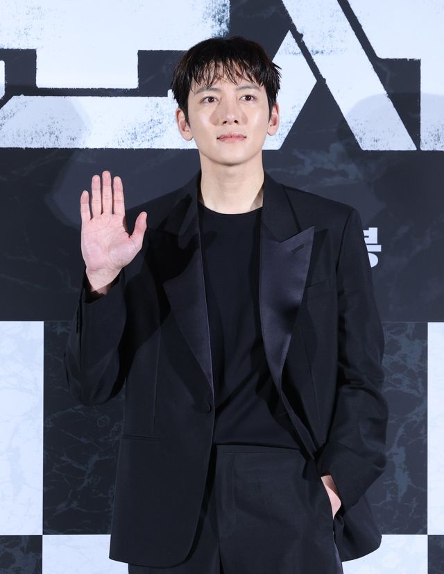 [서울=뉴시스] 조수정 기자 = 배우 지창욱이 6일 오전 서울 용산 CGV에서 열린 영화 ‘군체’ 제작보고회에서 포토타임 때 포즈를 취하고 있다. 영화 군체는 5월 개봉한다. 2026.04.06. chocrystal@newsis.com