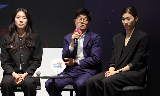 삼성생명 강유림, 하상윤 감독, 이해란(왼쪽부터)이&nbsp;6일 서울드래곤시티서 열린 PS 미디어데이서 각오를 전하고 있다. 서울｜뉴시스