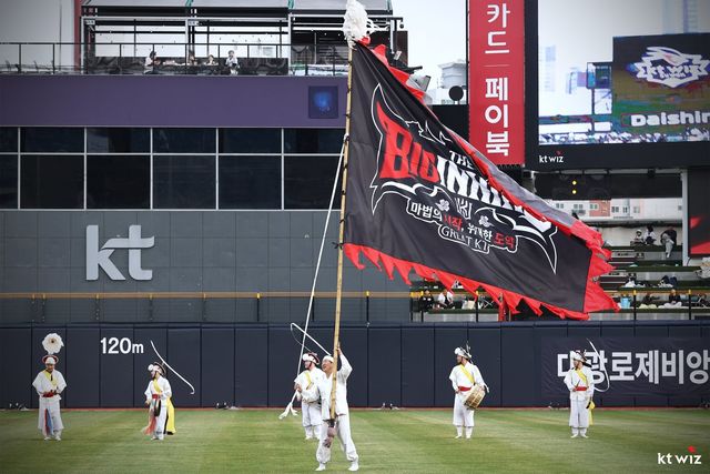 KT의 올 시즌 캐치프레이즈 ‘THE BIGINNING’이 적힌 깃발이 펄럭이고 있다. 사진제공｜KT 위즈