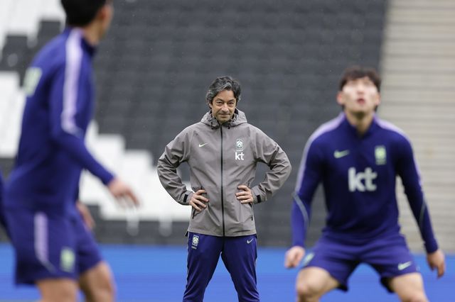 주앙 아로소 대표팀 수석코치가 지난달 말 영국 밀턴킨스에서 진행된 팀 훈련을 여유로운 표정으로 지켜보고 있다. 사진제공｜대한축구협회