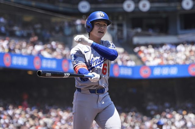 다저스 김혜성이 6일(한국시간) 올 시즌 처음으로 빅리그에 콜업돼 워싱턴과 원정경기 대수비로 그라운드를 밟았다. AP뉴시스
