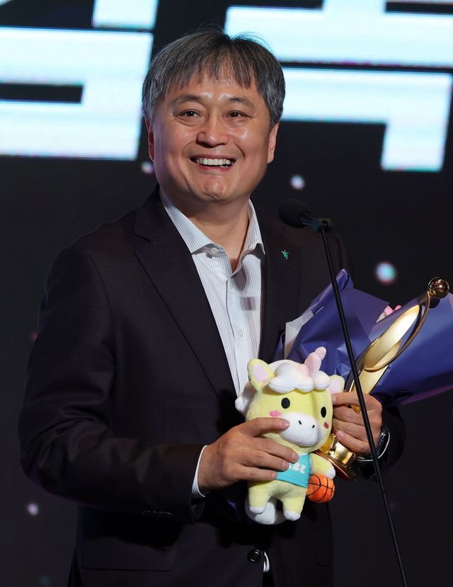 이상범 하나은행 감독이 6일 서울드래곤시티서 열린 여자프로농구 정규리그 시상식서 지도상을 수상한 뒤 환하게 웃고 있다. 서울｜뉴시스