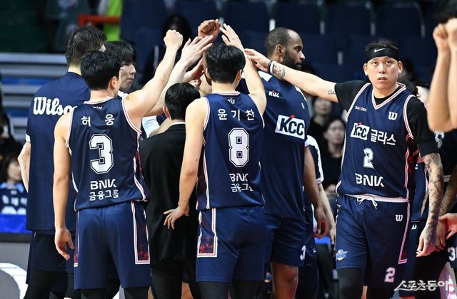 KCC 선수들이 경기를 이긴 뒤 한 데 모여 하이파이브를 하고 있다. 사진제공｜KBL