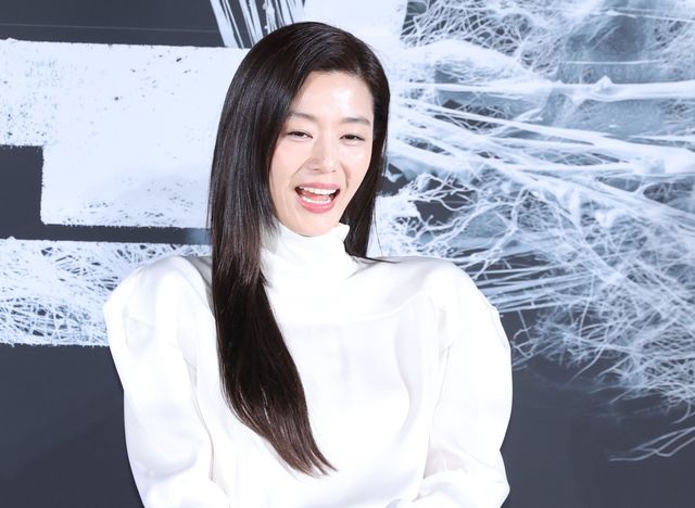 [서울=뉴시스] 조수정 기자 = 배우 전지현이 6일 오전 서울 용산 CGV에서 열린 영화 ‘군체’ 제작보고회에서 질문을 들으며 미소짓고있다. 영화 군체는 5월 개봉한다. 2026.04.06. chocrystal@newsis.com