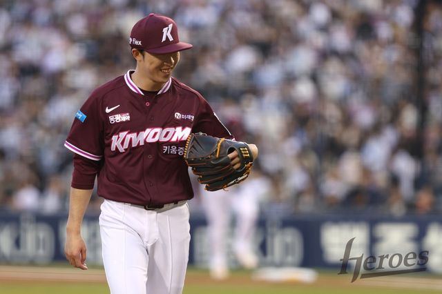 키움 배동현이 7일 잠실구장서 열린 두산전에서 이닝을 마친 뒤 덕아웃으로 향하고 있다. 사진제공｜키움 히어로즈