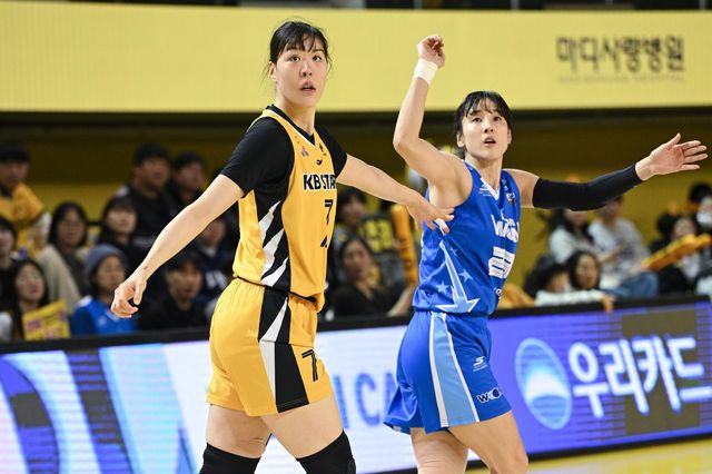 KB스타즈 박지수(왼쪽), 우리은행 김단비는 8일 청주KB스타즈챔피언스파크서 시작하는 PO서 팀의 중심을 잡아야 한다.