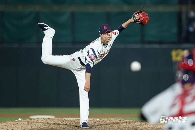 롯데 신동건이 3일 사직구장서 열린 SSG전서 역투하고 있다. 사진제공｜롯데 자이언츠