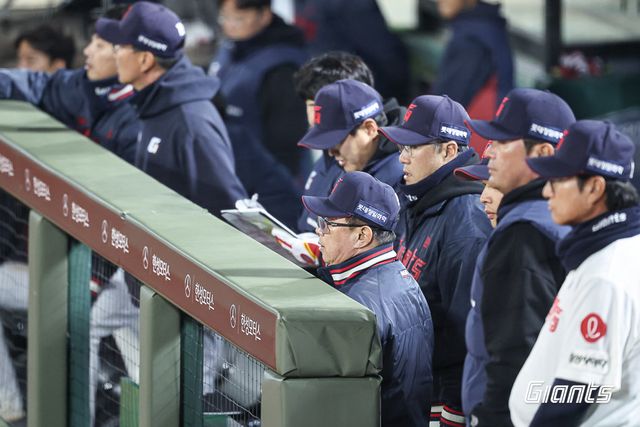 김태형 롯데 감독이 7일 사직구장서 열린 KT전 도중 경기를 지켜보고 있다. 사진제공｜롯데 자이언츠