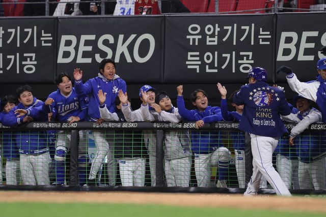 삼성 최형우(오른쪽 첫 번째)가 7일 광주 KIA챔피언스필드서 열린 ‘2026 신한 SOL KBO리그’ KIA와 원정경기서 9회초 중월 3점포를 친 뒤 동료와 세리머니하고 있다. 사진제공｜삼성 라이온즈