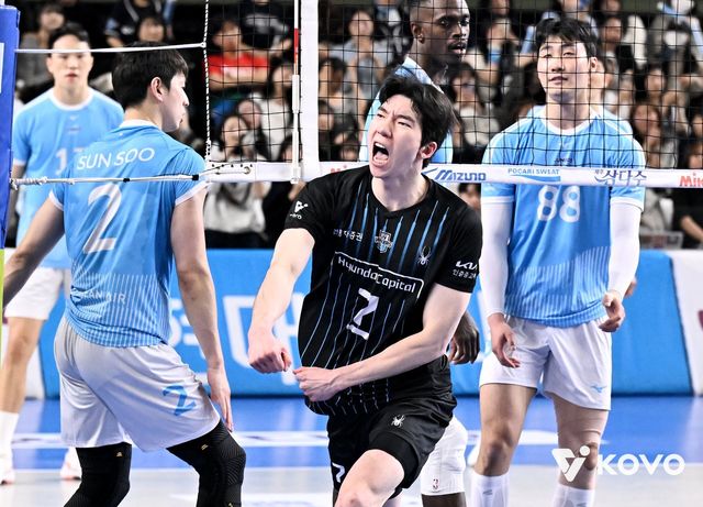 현대캐피탈 허수봉(가운데)이 6일 대한항공과 챔피언 결정전 3차전서 득점한 뒤 포효하고 있다. 사진제공｜KOVO