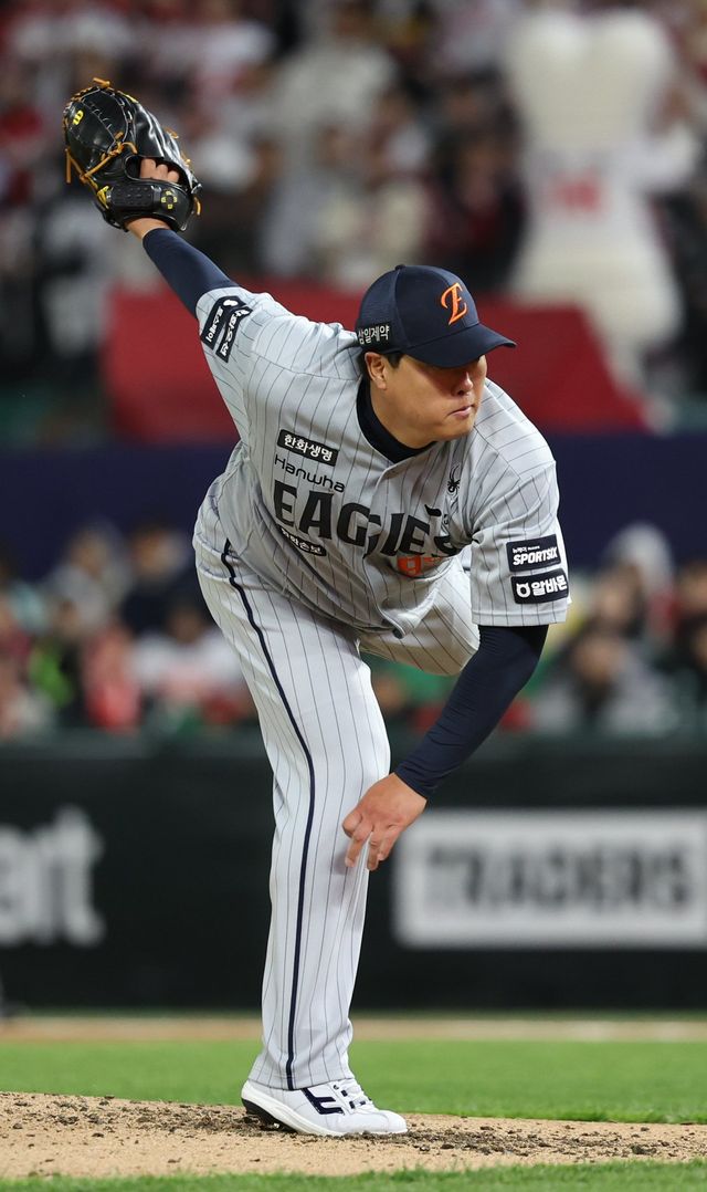 한화&nbsp;류현진이 7일 인천SSG랜더스필드서 열린 SSG전서 역투하고 있다. 인천｜뉴시스