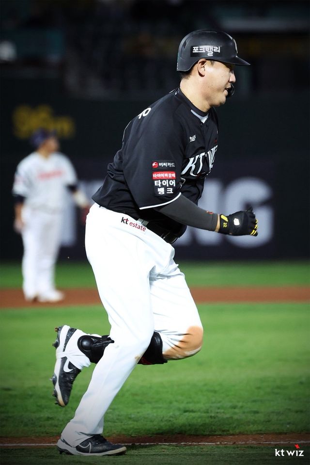 KT 장성우가 7일 사직구장서 열린 롯데전서 안타를 친 뒤 1루로 달리고 있다. 사진제공｜KT 위즈