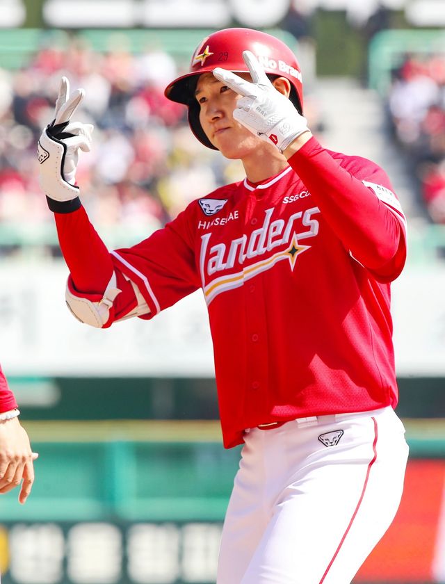 SSG의 ‘1번타자 유격수’ 박성한은 올 시즌 초반부터 뜨거운 타격감을 자랑하며 팀의 상승세를 진두지휘하고 있다. 사진제공ㅣSSG 랜더스