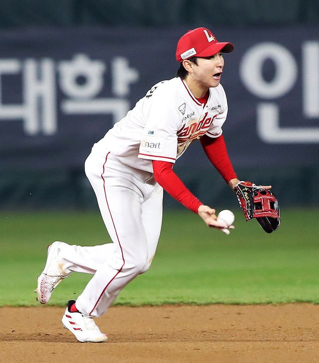 SSG의 ‘1번타자&nbsp;유격수’&nbsp;박성한은 올 시즌 초반부터 뜨거운 타격감을 자랑하며 팀의 상승세를 진두지휘하고 있다. 사진제공ㅣSSG 랜더스