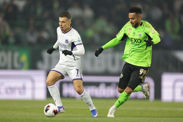 안양은 비시즌 모따(오른쪽)가 전북으로 이적한 뒤 최전방 자리의 공백을 메우기 위해 마테우스(왼쪽)를 중심으로 공격진을 재편했지만 아직 큰 효과를 보지 못하고 있다. 사진제공│한국프로축구연맹