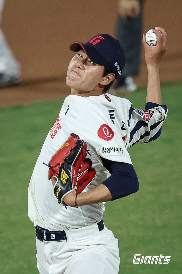 롯데 신동건이 3일 사직구장서 열린 SSG전서 역투하고 있다. 사진제공｜롯데 자이언츠