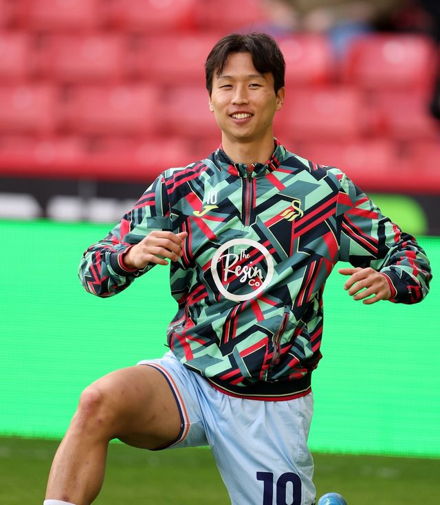 스완지 시티 엄지성이 7일(한국시간) 스완지 닷컴 스타디움서 열린 미들즈브러와 홈경기서 페널티킥(PK)을 유도한 동시에 상대에게 PK를 내줬다. 4일 셰필드전을 앞두고 몸을 푸는 엄지성. 사진출처｜스완지 시티 페이스북