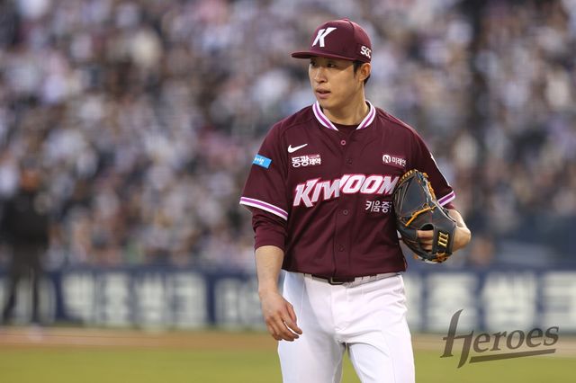 키움 배동현이 7일 잠실구장서 열린 두산전에서 이닝을 마친 뒤 덕아웃으로 향하고 있다. 사진제공｜키움 히어로즈