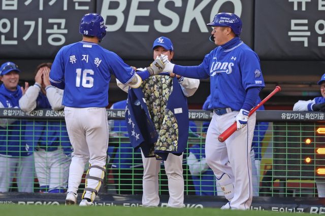 삼성 최형우(오른쪽)가 7일 광주 KIA챔피언스필드서 열린 ‘2026 신한 SOL KBO리그’ KIA와 원정경기서 1회초 팀 동료 류지혁의 홈런을 축하하고 있다. 사진제공｜삼성 라이온즈