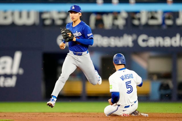 다저스 김혜성(왼쪽)이 7일 로저스센터서 열린 토론토전 1회말&nbsp;돌턴 바쇼를 포스아웃 처리하고 있다. 토론토ㅣAP뉴시스