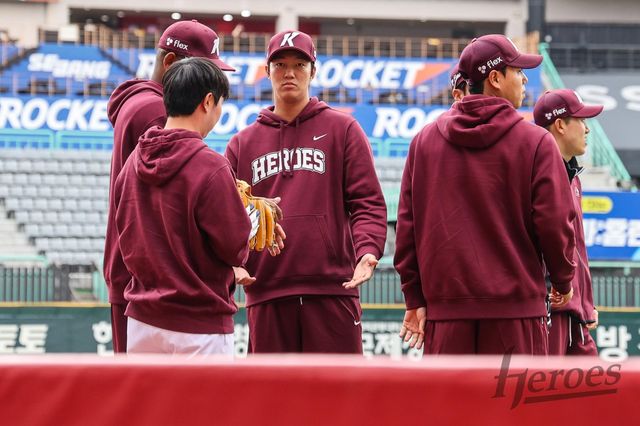 키움 안우진(가운데)이 12일 고척 롯데전에 선발등판해 1이닝을 소화할 예정이다. 예정대로 등판하면 955일만의 1군 출격이다. 사진제공｜키움 히어로즈