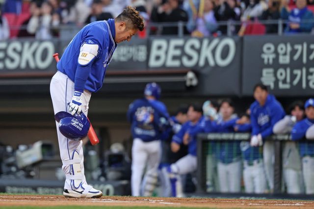 삼성 최형우가 7일 광주 KIA챔피언스필드서 열린 ‘2026 신한 SOL KBO리그’ KIA와 원정경기서 1회초 첫 타석을 앞두고 전 소속팀 KIA 팬들에게 인사하고 있다. 사진제공｜삼성 라이온즈