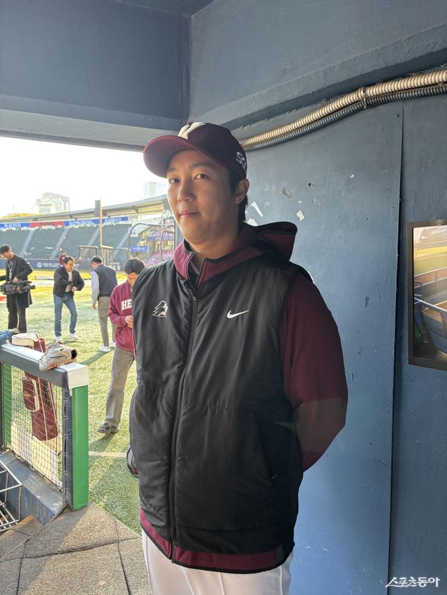 키움 안우진이 7일 잠실 두산전에 앞서 불펜피칭을 마친 뒤 취재진과 인터뷰를 하고 있다. 잠실｜강산 기자 posterboy@donga.com