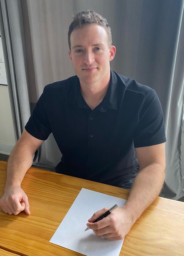 크리스 플렉센의 임시 대체 외국인선수로 두산과 계약한 웨스 벤자민이 7일 계약서에 사인 후 기념촬영을 하고 있다. 사진제공｜두산 베어스