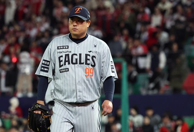 한화 류현진이 7일 인천SSG랜더스필드서 열린 SSG전 4회말 1사 2·3루 위기를 실점 없이 넘긴 뒤 덕아웃을 향하고 있다. 인천｜뉴시스