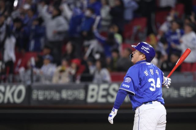 삼성 최형우가 7일 광주 KIA챔피언스필드서 열린 ‘2026 신한 SOL KBO리그’ KIA와 원정경기서 9회초 중월 3점포를 친 뒤 타구를 바라보고 있다.사진제공｜삼성 라이온즈