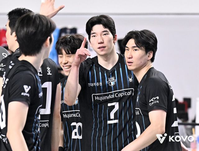 현대캐피탈 허수봉(가운데)이 6일 대한항공과 챔피언 결정전 3차전서 득점한 뒤 동료들과 기쁨을 나누고 있다. 사진제공｜KOVO