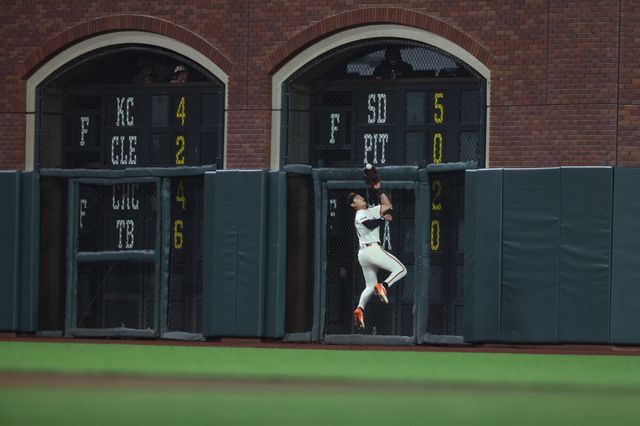 샌프란시스코 이정후가 7일(한국시간) 오라클파크서 열린 필라델피아전서 호수비를 펼치고 있다. 샌프란시스코｜AP뉴시스