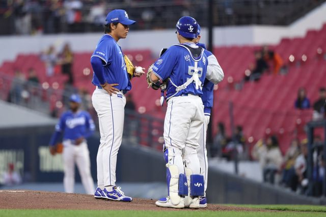 삼성 이승현(57번)이 8일 광주 KIA전서 선발등판해 최일언 투수코치(가운데), 포수 박세혁과 이야기하고 있다. 사진제공｜삼성 라이온즈