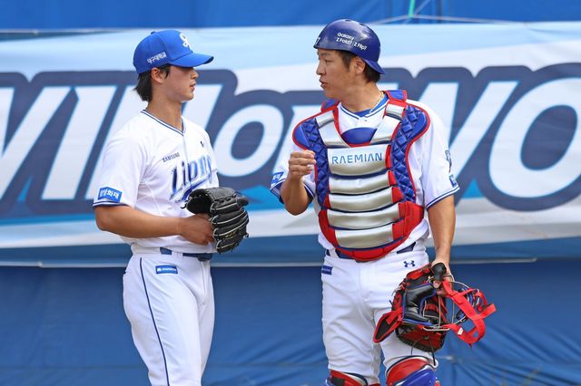 삼성 강민호(오른쪽)는 안정적인 수비 능력으로 어린 투수들이 흔들리는 걸 잘 막아내고 있다. 사진제공｜삼성 라이온즈