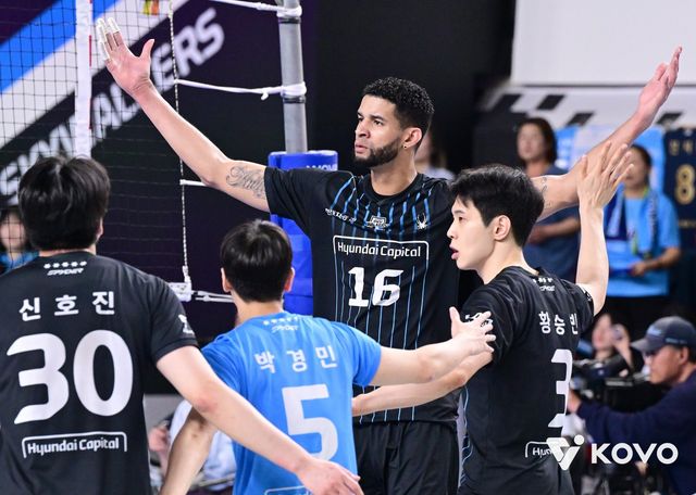 현대캐피탈 레오(16번)가 8일 천안 유관순체육관에서 열린 대한항공과 V리그 남자부 챔프 4차전서 득점한 뒤 기뻐하고 있다. 사진제공｜KOVO