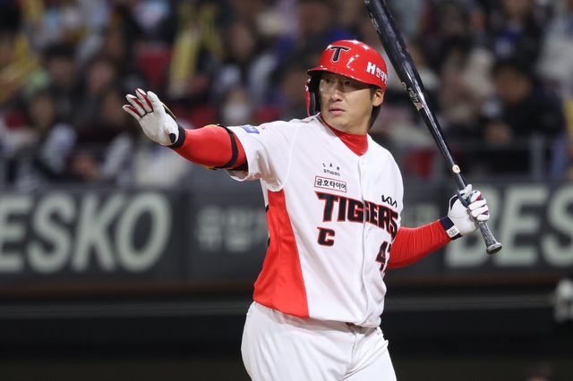 KIA 나성범은 8일 광주 KIA챔피언스필드서 열린 ‘2026 신한 SOL KBO리그’ 삼성 라이온즈와 홈경기서 3루주자에게 멈추라는 신호를 보내고 있다. 사진제공｜KIA 타이거즈&nbsp;