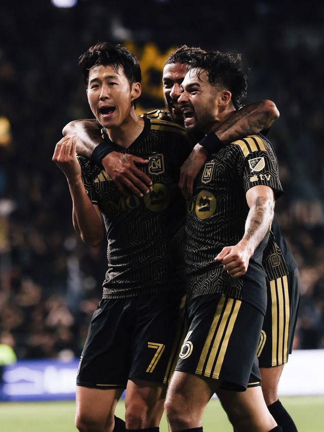LAFC 손흥민(7번)이 8일(한국시간) 미국 캘리포니아주 BMO스타디움에서 열린 크루스 아술과 북중미 챔피언스컵 8강 1차전 홈경기에서 선제 결승골을 뽑은 뒤 오른손을 입가에 대며 최근 자신을 향한 일부 여론의 기량 의심에 반박하고 있다. 사진출처｜LAFC 페이스북