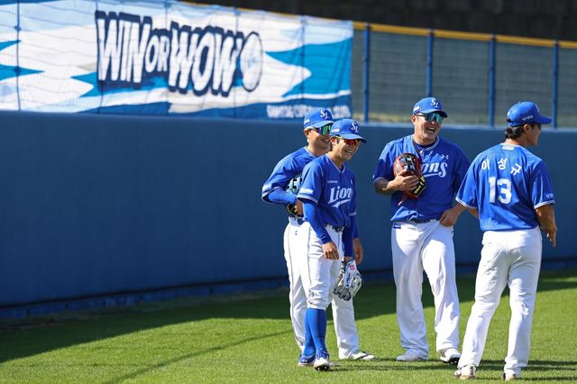 삼성 최형우(왼쪽 세 번째)는 성적뿐만 아니라 후배들과 시너지를 내며 타선 강화에 큰 보탬이 되고 있다. 사진제공｜삼성 라이온즈