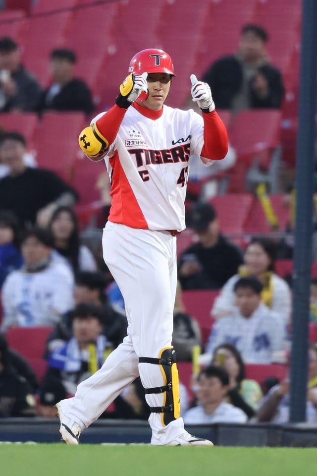 KIA 나성범은 8일 광주 KIA챔피언스필드서 열린 ‘2026 신한 SOL KBO리그’ 삼성 라이온즈와 홈경기서 1회말 1타점 우전 적시타를 친 뒤 세리머니를 하고 있다. 사진제공｜KIA 타이거즈&nbsp;