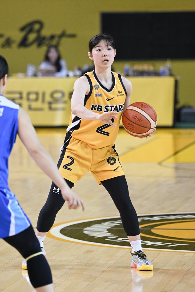 KB스타즈 허예은이&nbsp;8일 청주KB스타즈챔피언스파크서 열린 우리은행과 PO 1차전서 동료들에게 패턴을 지시하고 있다. 사진제공｜WKBL