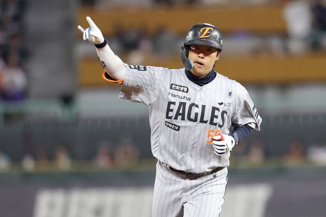 한화 강백호가 8일 인천SSG랜더스필드서 열린 ‘2026 신한 SOL KBO리그’ SSG와 원정 경기 3회초 2사 2·3루 상황에서 3점 홈런을 때린 뒤 그라운드를 돌고 있다. 강백호의 스리런포를 앞세운 한화는 SSG를 4-3으로 꺾었다. 사진제공｜한화 이글스