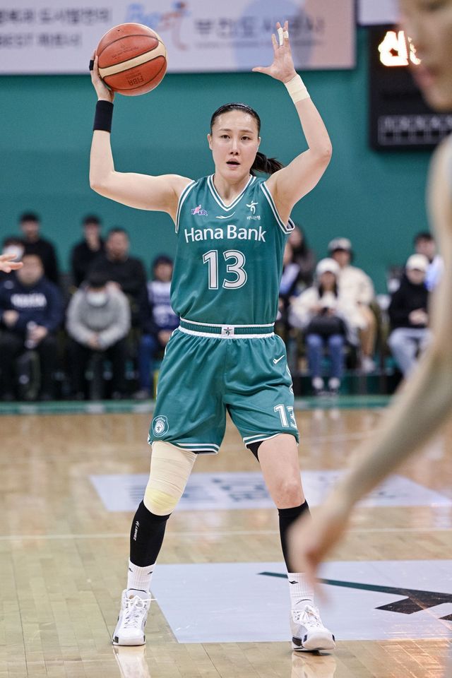 은퇴를 선언한 하나은행 김정은에게 9일부터 시작할&nbsp;이번 시즌 PO는 진정한 ‘라스트 댄스’ 무대다. 사진제공ㅣWKBL