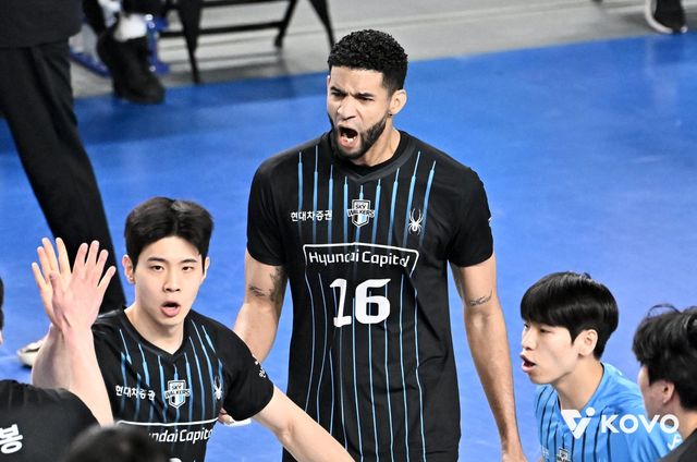 현대캐피탈 레오(16번)와 세터 황승빈이 8일 천안 유관순체육관에서 열린 대한항공과 V리그 남자부 챔프 4차전서 득점한 뒤 기뻐하고 있다. 사진제공｜KOVO