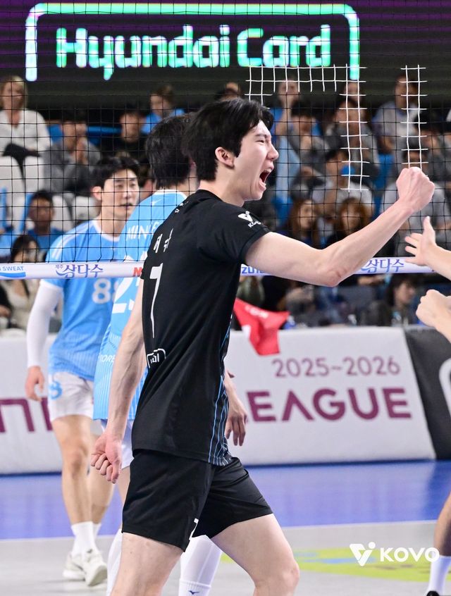 현대캐피탈 허수봉이 8일 천안 유관순체육관에서 열린 대한항공과 V리그 남자부 챔프 4차전 홈경기에서 득점을 올린 뒤 환호하고 있다. 사진제공｜KOVO