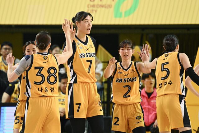 KB스타즈 나윤정, 박지수, 허예은(왼쪽부터)이 8일 청주KB스타즈챔피언스파크서 열린 우리은행과 PO 1차전서 하이파이브를 하고 있다. 사진제공｜WKBL