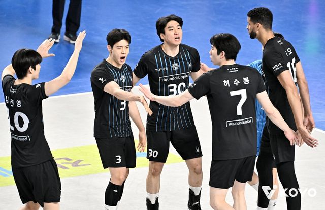 현대캐피탈 선수들이 8일 천안 유관순체육관에서 열린 대한항공과 V리그 남자부 챔프 4차전 홈경기에서 팀 득점이 나오자 얼싸안고 환호하고 있다. 사진제공｜KOVO