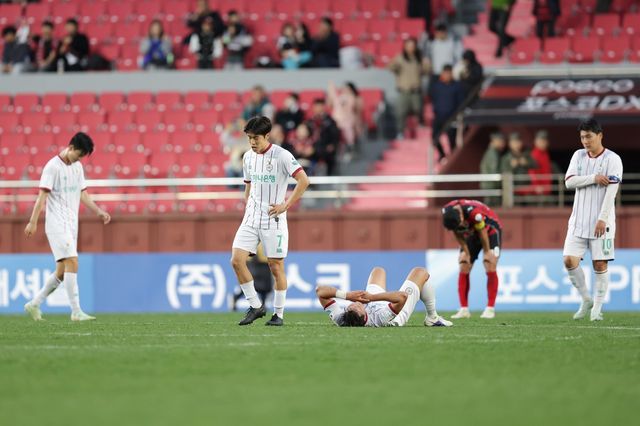 대전하나 선수들이 4일 포항 스틸러스와 원정경기서 0-1로 패한 뒤 아쉬워하고 있다. 사진제공｜한국프로축구연맹