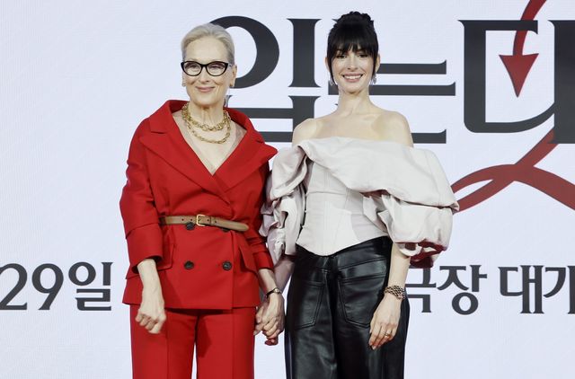 [서울=뉴시스] 김혜진 기자 = 배우 메릴 스트립(왼쪽), 앤 헤서웨이가 8일 서울 종로구 포시즌스 호텔에서 열린 영화 ‘악마는 프라다를 입는다2’ 내한 기자간담회에서 포즈를 취하고 있다. 2026.04.08. jini@newsis.com