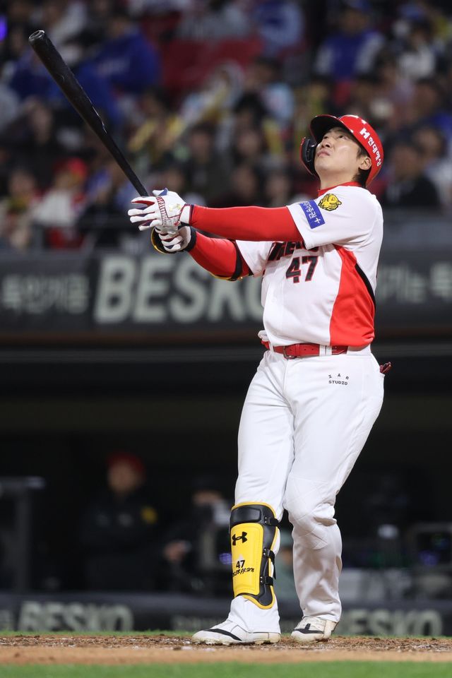 KIA 나성범은 8일 광주 KIA챔피언스필드서 열린 ‘2026 신한 SOL KBO리그’ 삼성 라이온즈와 홈경기서 자신이 친 공을 바라보고 있다. 사진제공｜KIA 타이거즈&nbsp;