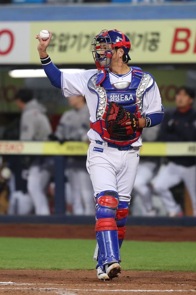 삼성 강민호는 안정적인 수비 능력으로 어린 투수들이 흔들리는 걸 잘 막아내고 있다. 사진제공｜삼성 라이온즈